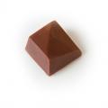 Geometrisch blokje - geometrische vorm in melkchocolade en ganache.